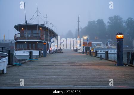 Lahti Hafen an einem blauen nebeligen Morgen im Herbst. Lahti, Finnland. September 2023. Stockfoto