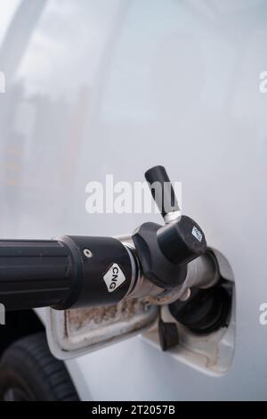 Nahaufnahme der Erdgasnachfüllung in der CNG-Tankstelle. Finnland. Stockfoto