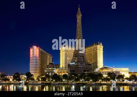 Nächtlicher Blick auf das Paris Las Vegas und den Faux Eiffle Tower, eröffnet im Jahr 1999 und am Las Vegas Strip, Nevada, USA. Stockfoto