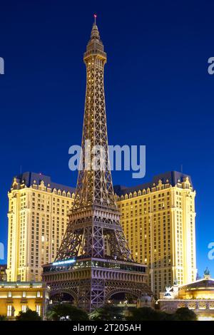 Nächtlicher Blick auf das Paris Las Vegas und den Faux Eiffle Tower, eröffnet im Jahr 1999 und am Las Vegas Strip, Nevada, USA. Stockfoto