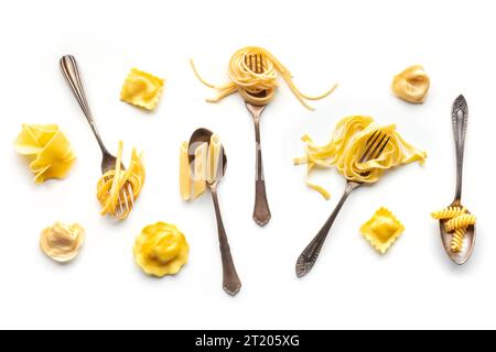 Verschiedene Nudelgabeln. Spaghetti, Fusilli, Penne und andere Formen von Pasta, oben flach auf weißem Hintergrund. Viele verschiedene Nudelsorten Stockfoto