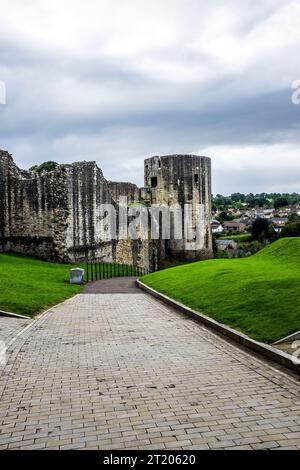 Barnard Castle, erbaut auf einem hohen Felsen über dem Fluss Tees, ist eine mittelalterliche Burg in der gleichnamigen Stadt. Stockfoto