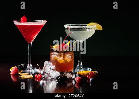 Set aus drei ästhetischen, durstlöschenden Cocktails mit Eiswürfeln und Beeren, Konzept Stockfoto