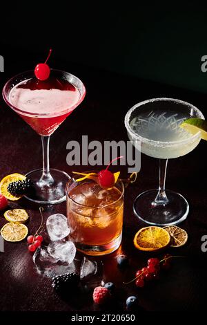 Ästhetische Margarita, Cosmopolitan und negroni mit Cocktailkirschen und Limette, Konzept Stockfoto