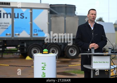 16. Oktober 2023, Niedersachsen, Emsbüren: Dr. Thomas Hüwener, Geschäftsführer der OGE, spricht vor den Pressevertretern. Unter dem Motto „Pipe Clear for H2“ wurde heute der symbolische Baubeginn angekündigt. Künftig wird sich das deutschlandweite Wasserstoffnetz von Lingen bis ins Ruhrgebiet und von der niederländischen Grenze bis Salzgitter erstrecken. Ein mobiler Kompressor wird das Erdgas aus den Rohrleitungsabschnitten Emsbüren-Bad Bentheim und Bad Bentheim-Legden in einen weiteren Rohrleitungsabschnitt pumpen. Foto: Lars Penning/dpa Stockfoto