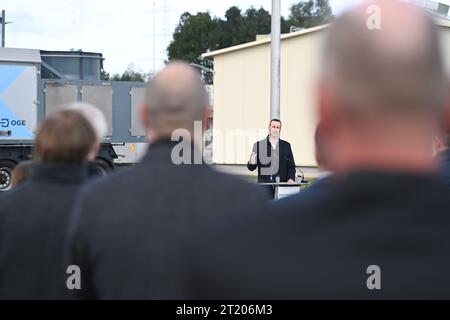 16. Oktober 2023, Niedersachsen, Emsbüren: Dr. Thomas Hüwener, Geschäftsführer der OGE, spricht vor den Pressevertretern. Unter dem Motto „Pipe Clear for H2“ wurde heute der symbolische Baubeginn angekündigt. Künftig wird sich das deutschlandweite Wasserstoffnetz von Lingen bis ins Ruhrgebiet und von der niederländischen Grenze bis Salzgitter erstrecken. Ein mobiler Kompressor wird das Erdgas aus den Rohrleitungsabschnitten Emsbüren-Bad Bentheim und Bad Bentheim-Legden in einen weiteren Rohrleitungsabschnitt pumpen. Foto: Lars Penning/dpa Stockfoto