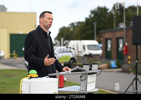 16. Oktober 2023, Niedersachsen, Emsbüren: Dr. Thomas Hüwener, Geschäftsführer der OGE, spricht vor den Pressevertretern. Unter dem Motto „Pipe Clear for H2“ wurde heute der symbolische Baubeginn angekündigt. Künftig wird sich das deutschlandweite Wasserstoffnetz von Lingen bis ins Ruhrgebiet und von der niederländischen Grenze bis Salzgitter erstrecken. Ein mobiler Kompressor wird das Erdgas aus den Rohrleitungsabschnitten Emsbüren-Bad Bentheim und Bad Bentheim-Legden in einen weiteren Rohrleitungsabschnitt pumpen. Foto: Lars Penning/dpa Stockfoto