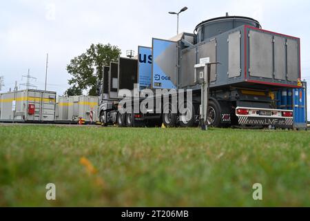 16. Oktober 2023, Niedersachsen, Emsbüren: Der mobile Kompressor „Optimus“ mit offenen Türen gibt einen Blick nach innen. Damit wird das Erdgas aus den Leitungsabschnitten Emsbüren-Bad Bentheim und Bad Bentheim-Legden entnommen und in einen weiteren Leitungsabschnitt gepumpt. Foto: Lars Penning/dpa Stockfoto