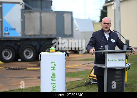 16. Oktober 2023, Niedersachsen, Emsbüren: Markus Silies, Bürgermeister der Stadt Emsbüren, spricht vor den Pressevertretern. Unter dem Motto „Pipe Clear for H2“ wurde heute der symbolische Baubeginn angekündigt. Künftig wird sich das deutschlandweite Wasserstoffnetz von Lingen bis ins Ruhrgebiet und von der niederländischen Grenze bis Salzgitter erstrecken. Ein mobiler Kompressor wird das Erdgas aus den Rohrleitungsabschnitten Emsbüren-Bad Bentheim und Bad Bentheim-Legden in einen weiteren Rohrleitungsabschnitt pumpen. Foto: Lars Penning/dpa Stockfoto