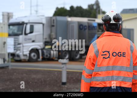 16. Oktober 2023, Niedersachsen, Emsbüren: Ein OGE-Mitarbeiter betrachtet den mobilen Kompressor „Optimus“. Damit wird das Erdgas aus den Leitungsabschnitten Emsbüren-Bad Bentheim und Bad Bentheim-Legden entnommen und in einen weiteren Leitungsabschnitt gepumpt. Foto: Lars Penning/dpa Stockfoto