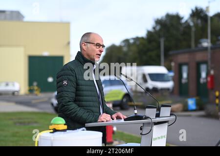 16. Oktober 2023, Niedersachsen, Emsbüren: Frank Heinemann, Geschäftsführer der Nowega GmbH, spricht vor den Pressevertretern. Unter dem Motto „Pipe Clear for H2“ wurde heute der symbolische Baubeginn angekündigt. Künftig wird sich das deutschlandweite Wasserstoffnetz von Lingen bis ins Ruhrgebiet und von der niederländischen Grenze bis Salzgitter erstrecken. Ein mobiler Kompressor wird das Erdgas aus den Rohrleitungsabschnitten Emsbüren-Bad Bentheim und Bad Bentheim-Legden in einen weiteren Rohrleitungsabschnitt pumpen. Foto: Lars Penning/dpa Stockfoto