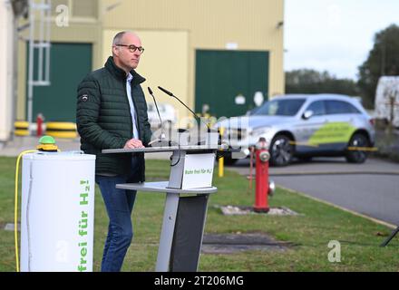 16. Oktober 2023, Niedersachsen, Emsbüren: Frank Heinemann, Geschäftsführer der Nowega GmbH, spricht vor den Pressevertretern. Unter dem Motto „Pipe Clear for H2“ wurde heute der symbolische Baubeginn angekündigt. Künftig wird sich das deutschlandweite Wasserstoffnetz von Lingen bis ins Ruhrgebiet und von der niederländischen Grenze bis Salzgitter erstrecken. Ein mobiler Kompressor wird das Erdgas aus den Rohrleitungsabschnitten Emsbüren-Bad Bentheim und Bad Bentheim-Legden in einen weiteren Rohrleitungsabschnitt pumpen. Foto: Lars Penning/dpa Stockfoto