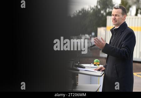 16. Oktober 2023, Niedersachsen, Emsbüren: Dr. Thomas Hüwener, Geschäftsführer der OGE, spricht vor den Pressevertretern. Unter dem Motto „Pipe Clear for H2“ wurde heute der symbolische Baubeginn angekündigt. Künftig wird sich das deutschlandweite Wasserstoffnetz von Lingen bis ins Ruhrgebiet und von der niederländischen Grenze bis Salzgitter erstrecken. Ein mobiler Kompressor wird das Erdgas aus den Rohrleitungsabschnitten Emsbüren-Bad Bentheim und Bad Bentheim-Legden in einen weiteren Rohrleitungsabschnitt pumpen. Foto: Lars Penning/dpa Stockfoto