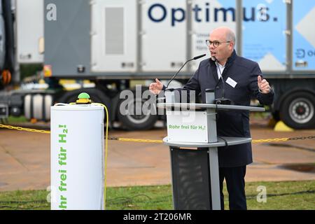 16. Oktober 2023, Niedersachsen, Emsbüren: Markus Silies, Bürgermeister der Stadt Emsbüren, spricht vor den Pressevertretern. Unter dem Motto „Pipe Clear for H2“ wurde heute der symbolische Baubeginn angekündigt. Künftig wird sich das deutschlandweite Wasserstoffnetz von Lingen bis ins Ruhrgebiet und von der niederländischen Grenze bis Salzgitter erstrecken. Ein mobiler Kompressor wird das Erdgas aus den Rohrleitungsabschnitten Emsbüren-Bad Bentheim und Bad Bentheim-Legden in einen weiteren Rohrleitungsabschnitt pumpen. Foto: Lars Penning/dpa Stockfoto