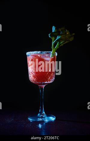 Erfrischender Bloody mary Cocktail mit Eis und Sellerie auf schwarzem Hintergrund, Konzept Stockfoto