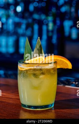 Glas altmodischer Cocktail mit Orangenscheibe und Bar im Hintergrund, Konzept Stockfoto