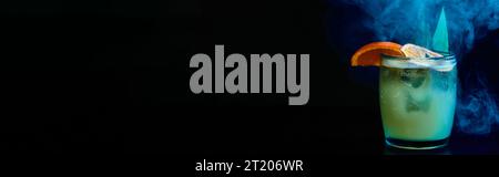 Würziger, altmodischer Cocktail mit Orangenscheibe auf schwarzem rauchigen Hintergrund, Konzept, Banner Stockfoto
