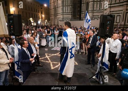 Italien, Florenz, 15. Oktober 2023: Pro israelische Anhänger und Mitglieder der jüdischen Gemeinde nehmen an einer Mahnwache bei Kerzenlicht für Israel und die Opfer der tödlichen Angriffe der palästinensischen Terrororganisation Hamas Teil. Hamas-Terroristen töteten bei den Anschlägen über 1300 israelische Zivilisten Foto © Daiano Cristini/Sintesi/Alamy Live News Stockfoto