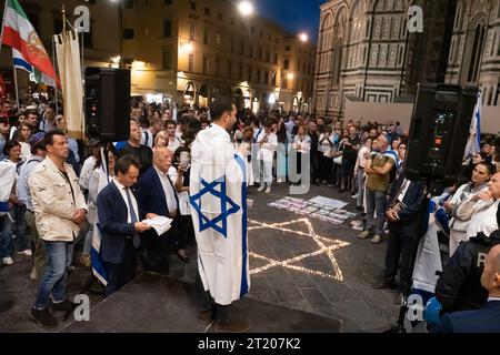 Italien, Florenz, 15. Oktober 2023: Pro israelische Anhänger und Mitglieder der jüdischen Gemeinde nehmen an einer Mahnwache bei Kerzenlicht für Israel und die Opfer der tödlichen Angriffe der palästinensischen Terrororganisation Hamas Teil. Hamas-Terroristen töteten bei den Anschlägen über 1300 israelische Zivilisten Foto © Daiano Cristini/Sintesi/Alamy Live News Stockfoto