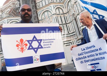 Italien, Florenz, 15. Oktober 2023: Pro israelische Anhänger und Mitglieder der jüdischen Gemeinde nehmen an einer Mahnwache bei Kerzenlicht für Israel und die Opfer der tödlichen Angriffe der palästinensischen Terrororganisation Hamas Teil. Hamas-Terroristen töteten bei den Anschlägen über 1300 israelische Zivilisten Foto © Daiano Cristini/Sintesi/Alamy Live News Stockfoto