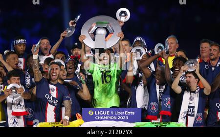 Marquinhos von Paris Saint-Germain hält mit seinen Teamkollegen die französische Ligue 1 über Uber Eats Trophäe. - Paris Saint-Germain / Clermont, Ligue 1, Parc des Princes, Paris, Frankreich. - 3. Juni 2023. Stockfoto