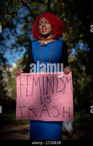 London, Großbritannien. Oktober 2023. Eine antifeministische christliche Dame in lebhaften Farben spricht zu den Menschenmassen in der Speakers’ Corner, der öffentlich sprechenden nordöstlichen Ecke des Hyde Park. Guy Corbishley/Alamy Live News Stockfoto