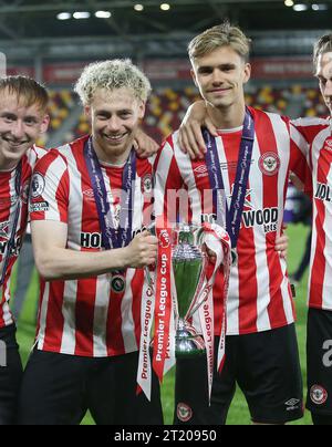 Nathan Young-Coombes und Romeo Beckham von Brentford B halten den Premier League Cup 2023 nach dem Sieg 2-0 gegen die Blackburn Rovers U21. - Brentford B gegen Blackburn Rovers U21, Premier League Cup Finale 2023, GTECH Community Stadium, London, Vereinigtes Königreich - 9. Mai 2023. Nur redaktionelle Verwendung – es gelten Einschränkungen für DataCo Stockfoto