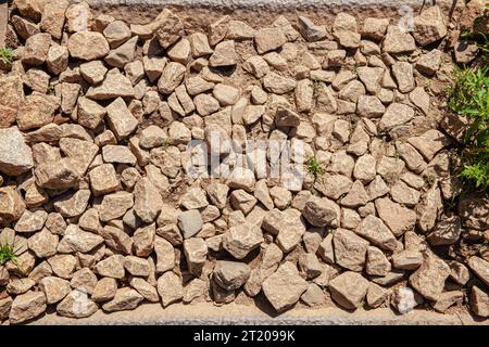 Blick von oben auf viele graue Steine Stockfoto