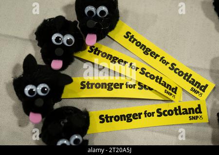 Aberdeen, Schottland, Großbritannien. Oktober 2023. Tag zwei auf der SNP-Jahreskonferenz im P und J Live Konferenzzentrum in Aberdeen. SNP-Souvenirs zum Verkauf am Verkaufsstand am Veranstaltungsort. Iain Masterton/Alamy Live News Stockfoto