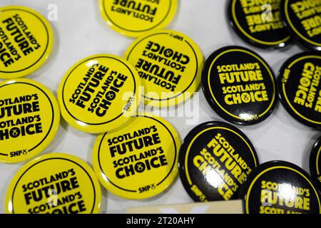 Aberdeen, Schottland, Großbritannien. Oktober 2023. Tag zwei auf der SNP-Jahreskonferenz im P und J Live Konferenzzentrum in Aberdeen. SNP-Souvenirs zum Verkauf am Verkaufsstand im Veranstaltungsort Iain Masterton/Alamy Live News Stockfoto