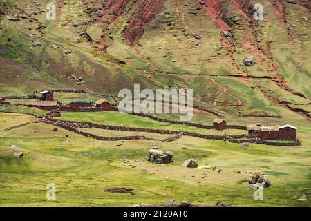 Höhe Tierfarm mit Steinzaun am Fuße des steilen Berges in Peru Stockfoto