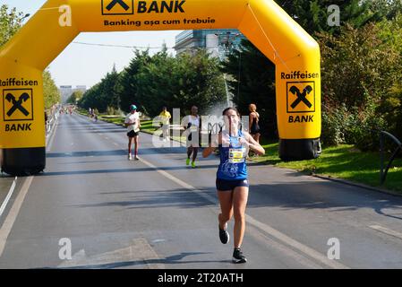 Bukarest, Rumänien - 15. Oktober 2023: Menschen, die beim Raiffeisen Bank Bukarest International Marathon laufen Stockfoto