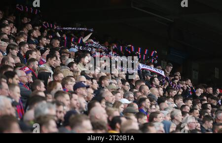 Crystal Palace Fans zeigen Unterstützung für das Team. - Crystal Palace gegen Everton Premier League, Selhurst Park Stadium, Croydon, Großbritannien - 22. April 2023. Nur redaktionelle Verwendung – es gelten Einschränkungen für DataCo. Stockfoto