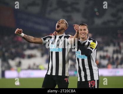 TOR 5:1, Joelinton von Newcastle United Torfeier mit Javi Manquillo von Newcastle United. - West Ham United gegen Newcastle United, Premier League, London Stadium, London, UK - 5. April 2023. Nur redaktionelle Verwendung – es gelten Einschränkungen für DataCo Stockfoto