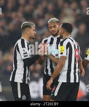 TOR 2:0, Joelinton von Newcastle United Torfeier mit Callum Wilson von Newcastle United. - West Ham United gegen Newcastle United, Premier League, London Stadium, London, UK - 5. April 2023. Nur redaktionelle Verwendung – es gelten Einschränkungen für DataCo Stockfoto