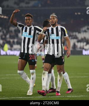 TOR 5:1, Joelinton von Newcastle United Torfeier mit Joe Willock von Newcastle United. - West Ham United gegen Newcastle United, Premier League, London Stadium, London, UK - 5. April 2023. Nur redaktionelle Verwendung – es gelten Einschränkungen für DataCo Stockfoto