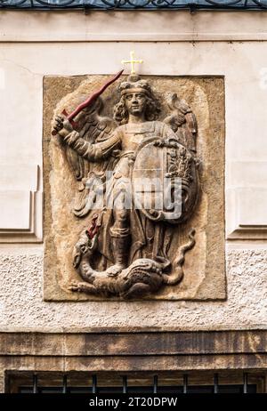 St. Georg und der Drache, Schnitzerei im Haus, Melantrichova Straße, Stadtteil Staré Město (Altstadt), Prag, Tschechische Republik Stockfoto