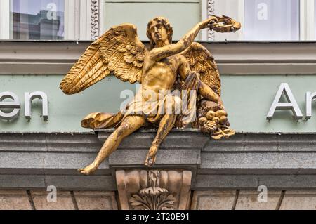 Skulptur im Haus des Goldenen Engels, Straße Celetna, Stadtteil Staré Město (Altstadt), Prag, Tschechische Republik Stockfoto