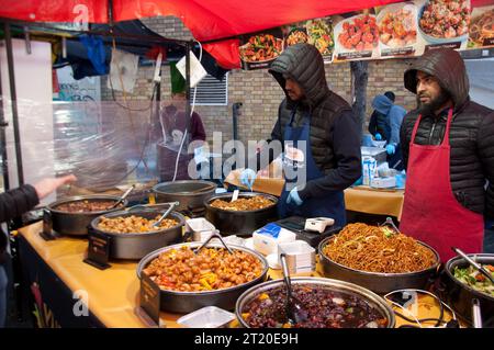 Oriental Food Stand, gehobenes Food Court, Brick Lane, London, Großbritannien Stockfoto