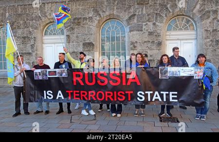 Russland ist ein terroristischer Staat - Ukrainer im Stadtzentrum von Birmingham, um gegen die Invasion der Ukraine durch Putin von Russland, Victoria Square, zu protestieren Stockfoto