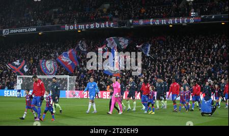 Crystal Palace-Spieler treten mit dem Crystal Palace-Fan gegen Manchester City aus. - Crystal Palace gegen Manchester City, Premier League, Selhurst Park Stadium, Croydon, Großbritannien - 11. März 2023. Nur redaktionelle Verwendung – es gelten Einschränkungen für DataCo. Stockfoto
