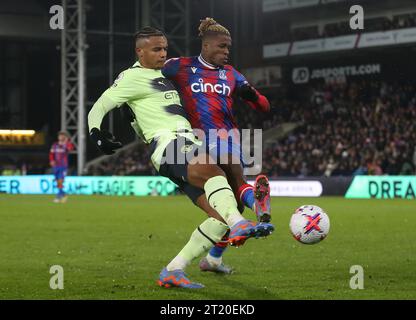 Wilfried Zaha aus dem Crystal Palace kämpft gegen Manuel Akanji aus Manchester City. - Crystal Palace gegen Manchester City, Premier League, Selhurst Park Stadium, Croydon, Großbritannien - 11. März 2023. Nur redaktionelle Verwendung – es gelten Einschränkungen für DataCo. Stockfoto