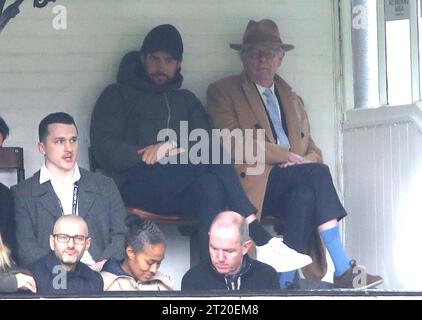 Der Komiker Jack Whitehall und sein Vater Michael Whitehall schauen von der Tribüne aus zu. - Fulham gegen Arsenal, Premier League, Craven Cottage Stadium, London, UK - 12. März 2023. Nur redaktionelle Verwendung – es gelten Einschränkungen für DataCo. Stockfoto