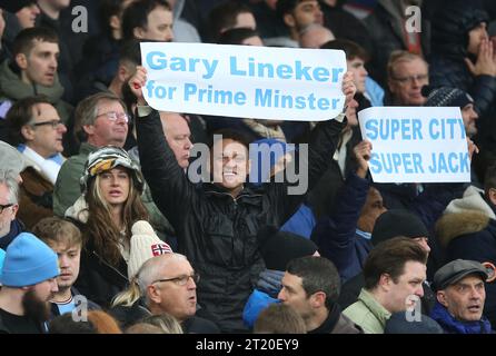 Fans von Manchester City zeigen Unterstützung für Match of the Day-Moderator Gary Lineker mit einem Schild mit der Aufschrift „ Gary Lineker for Prime Minster“. - Crystal Palace gegen Manchester City, Premier League, Selhurst Park Stadium, Croydon, Großbritannien - 11. März 2023. Nur redaktionelle Verwendung – es gelten Einschränkungen für DataCo. Stockfoto