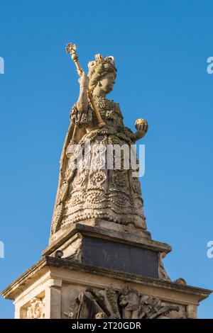 Die 18c-Statue der Königin Anne (1665-1714), die die königliche Kugel und das Zepter hält, über dem Cafe on the Strand (Queen Anne's Cafe), Barnstaple, Devon, Großbritannien Stockfoto