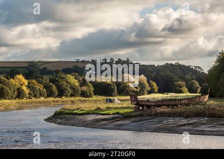 Die Überreste von zwei alten Fischerbooten liegen an den friedlichen Ufern des Flusses Taw bei Barnstaple, Devon, Großbritannien Stockfoto