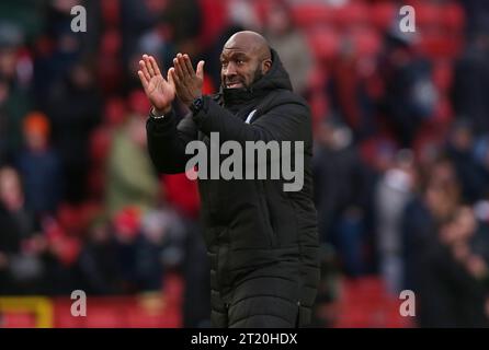 Darren Moore Manager von Sheffield Wednesday applaudiert den Fans nach dem Sieg von 1-0. - Charlton Athletic gegen Sheffield Wednesday, Sky Bet League One, The Valley Stadium, London, UK - 25. Februar 2023. Nur redaktionelle Verwendung – es gelten Einschränkungen für DataCo Stockfoto