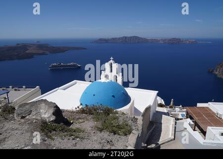 Die katholische Kirche der Dormition mit den drei Glocken von Fira. Stockfoto