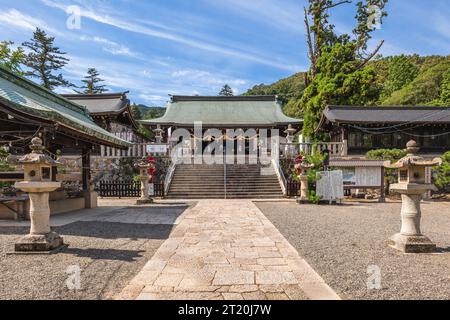 4. Oktober 2023: Haiden und Steinlaterne von Kibitsuhiko Jinja, einem schintoistischen Schrein im Stadtteil Ichinomiya der Stadt Okayama in Japan. Das ist es Stockfoto