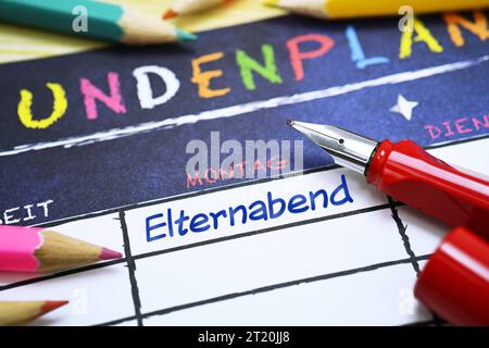 FOTOMONTAGE, Schulfüller und Stundenplan mit der Aufschrift Elternabend *** FOTOMONTAGE, Schulfederhalter und Zeitplan mit der Aufschrift Elternabend Stockfoto